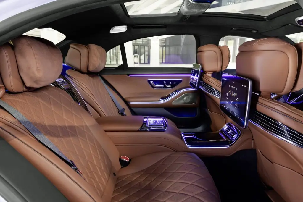 Intérieur cuir de la Mercedes Classe S, transfert privé avec chauffeur vers les stations de ski Courchevel Transfert VIP