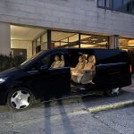 Mercedes Classe VIP noire avec chauffeur privé devant l'hôtel, transfert vers les stations de ski Courchevel Transfert VIP