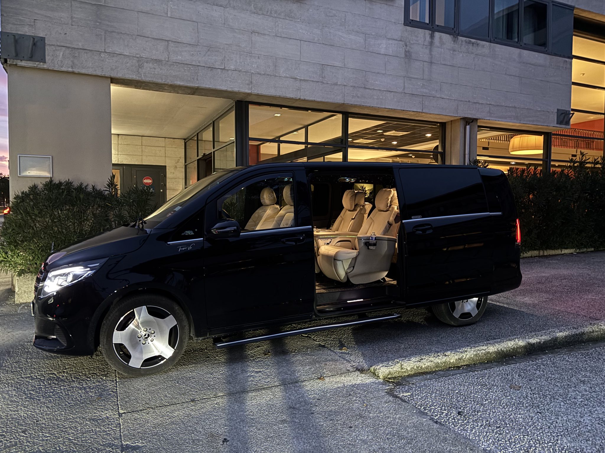 Mercedes Classe VIP noire avec chauffeur privé devant l'hôtel, transfert vers les stations de ski Courchevel Transfert VIP