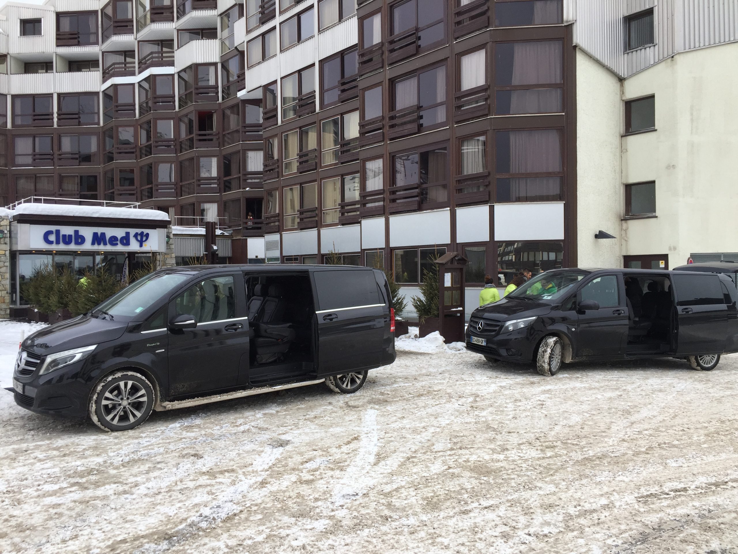 Voiture avec chauffeur à Valmorel — Mercedes Classe V sous la neige