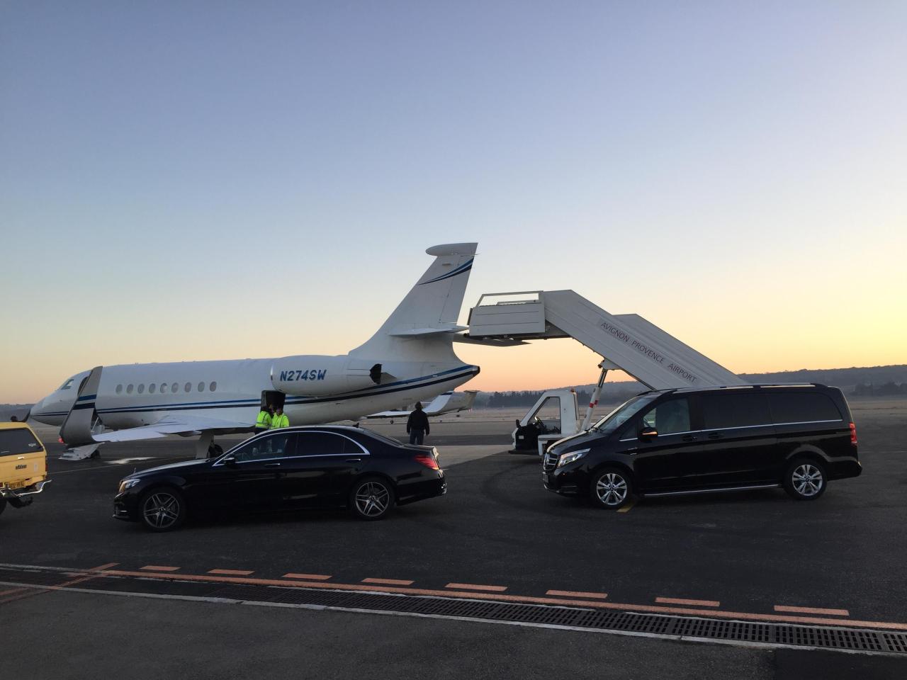 Location de voiture avec chauffeur à Courchevel : Mercedes Classe S et Classe V au pied d'un jet privé sur le tarmac