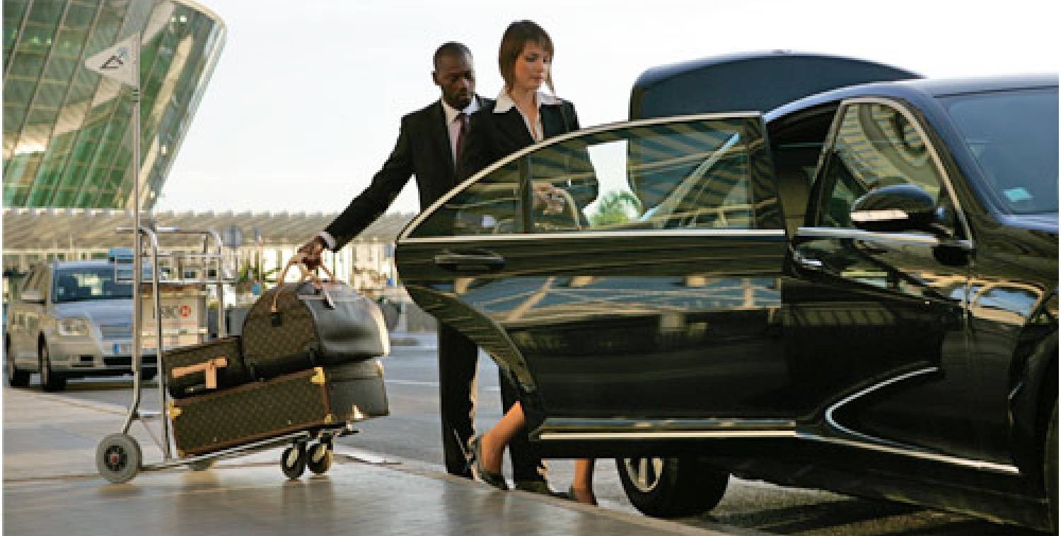 Chauffeur privé VTC à Courchevel accueillant un client à l'aéroport