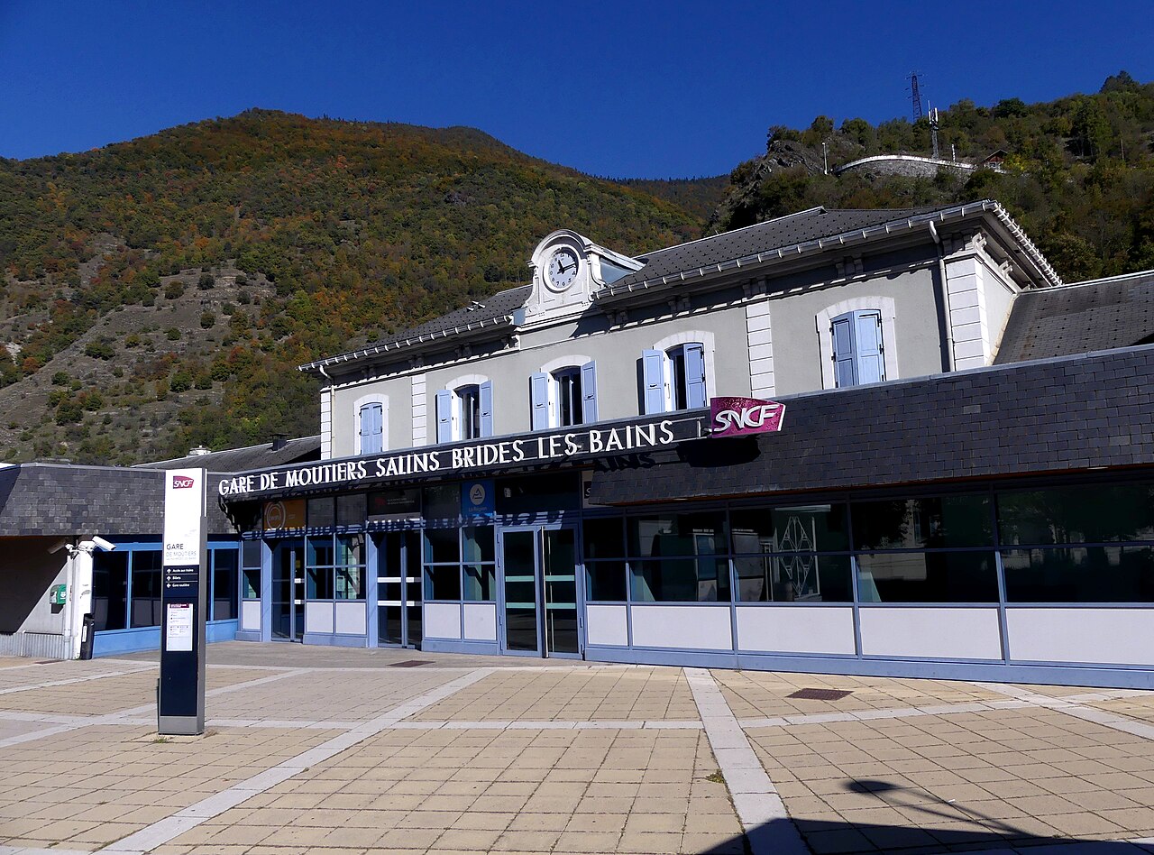 Chauffeur privé gare TGV Moûtiers — véhicule de transport VIP devant la gare